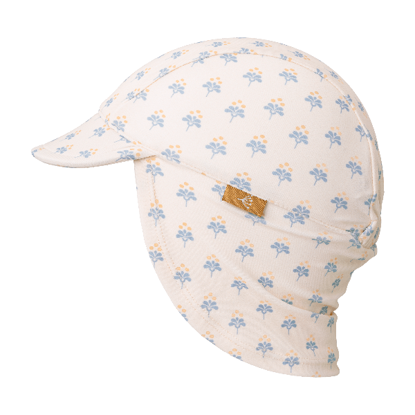 Cream sun hat from Fresk with blue Floral print for girls, with built-in UV protection, a flap, and a neck extension—keeping your little one’s head and neck safe and comfy on sunny beach days.