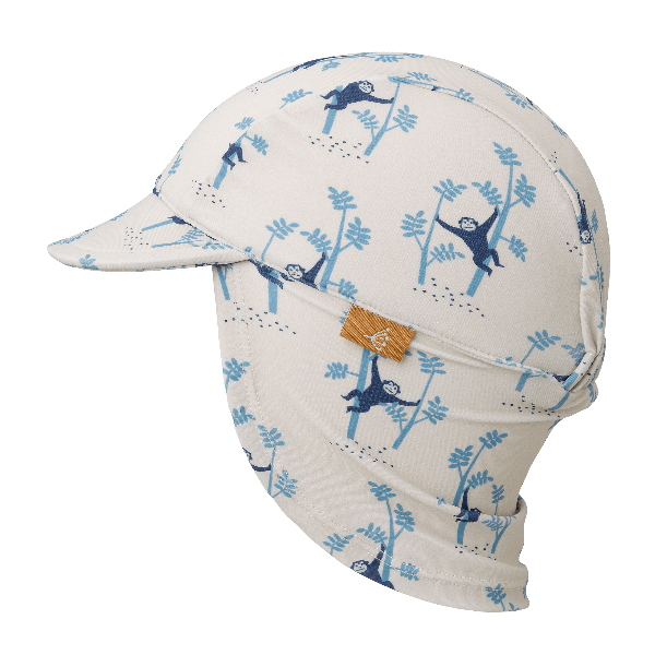 Cream with blue monkey prints Sun hat from Fresk with built-in UV protection, a flap, and a neck extension—keeping your little one’s head and neck safe and comfy on sunny beach days.
