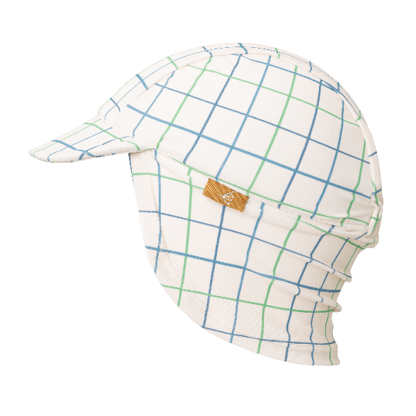 Cream sun hat from Fresk for boys with built-in UV protection, a flap, and a neck extension—keeping your little one’s head and neck safe and comfy on sunny beach days.
