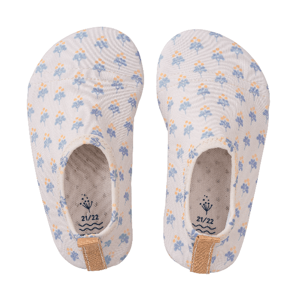 Cream with blue floral print FreskUV swim shoes for girls with a flexible, grippy sole, reinforced toes, elastic fit, UV protection 50, and fast-drying fabric—perfect for sun-safe beach, pool, or indoor play.