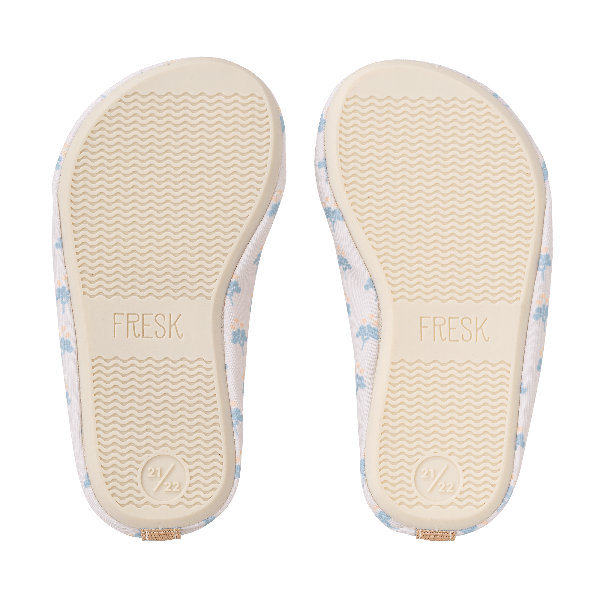 Cream swim shoes for girls with a flexible, grippy sole, reinforced toes, elastic fit, and fast-drying UPF50 fabric—perfect for sun-safe beach, pool, or indoor play.
 