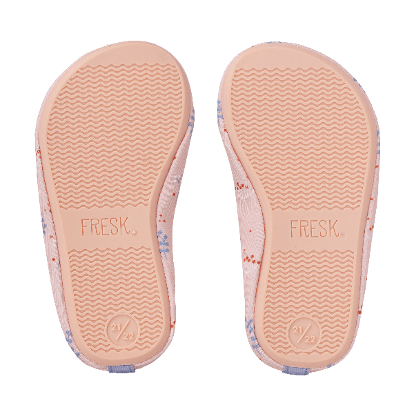 Peach swim shoes for girls with a flexible, grippy sole, reinforced toes, elastic fit, and fast-drying UPF50 fabric—perfect for sun-safe beach, pool, or indoor play.