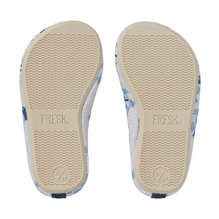 Cream swim shoes for boys with a flexible, grippy sole, reinforced toes, elastic fit, UV protection 50, and fast-drying fabric—perfect for sun-safe beach, pool, or indoor play.
 