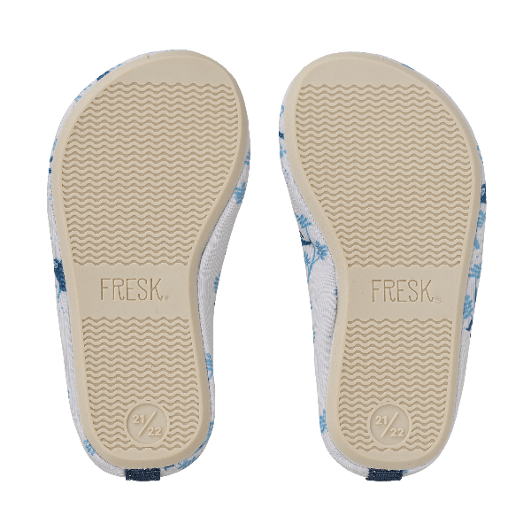Cream swim shoes for boys with a flexible, grippy sole, reinforced toes, elastic fit, UV protection 50, and fast-drying fabric—perfect for sun-safe beach, pool, or indoor play.
 