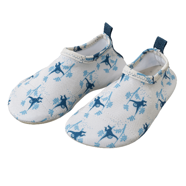 Cream swim shoes for boys with a flexible, grippy sole, reinforced toes, elastic fit, UV protection 50, and fast-drying fabric—perfect for sun-safe beach, pool, or indoor play.
 