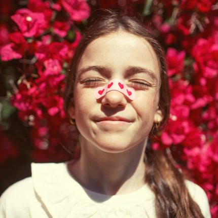Girl wearing tshirt with collar and red heart print