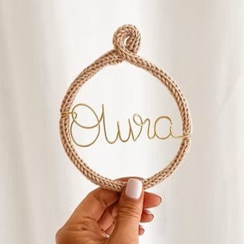 Personalized bauble with gold wire and beige yarn